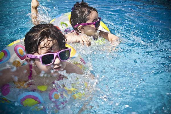 consejos-piscina-niños-proteccion